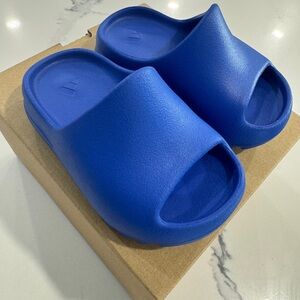 Yeezy Kids Slippers in Vibrant Blue new NWT